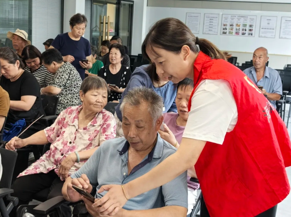 新桥街道“走进E时代”老年人运用智能技术专项普及培训圆满落幕